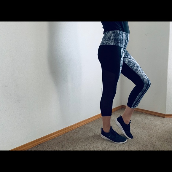 Lululemon Athletica white/ black Capri leggings - Picture 5 of 10